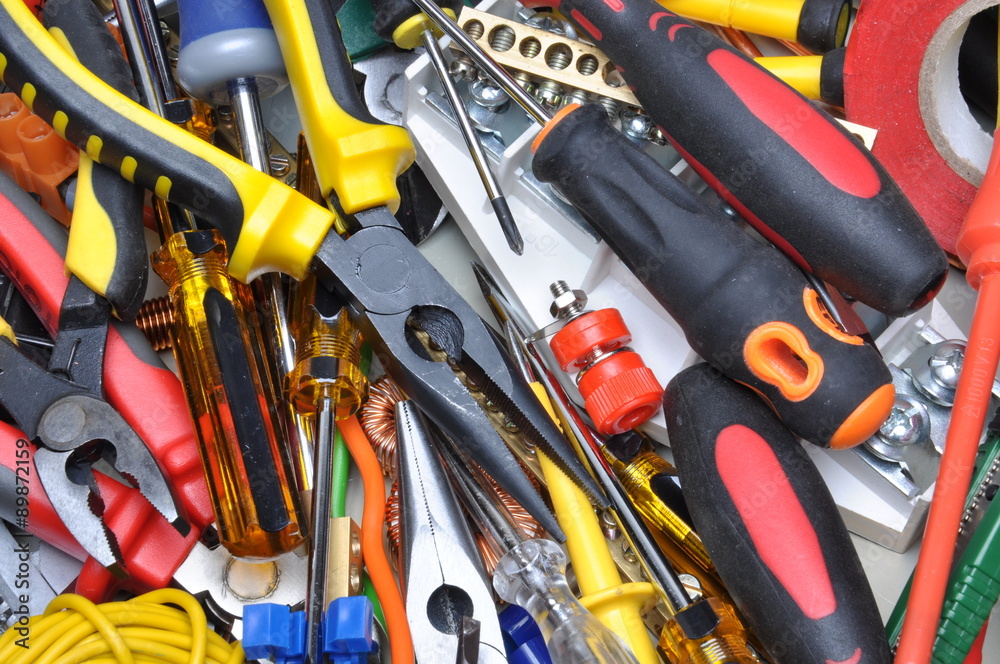 Tools and component kit to use in electrical installations