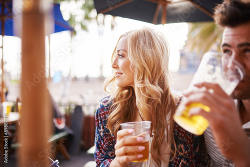 Photo woman looking at something while with boyfriend drinking beer