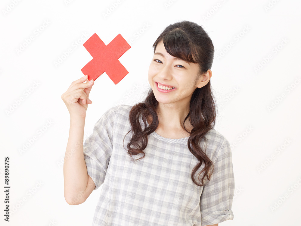 バツ印を持つ女性