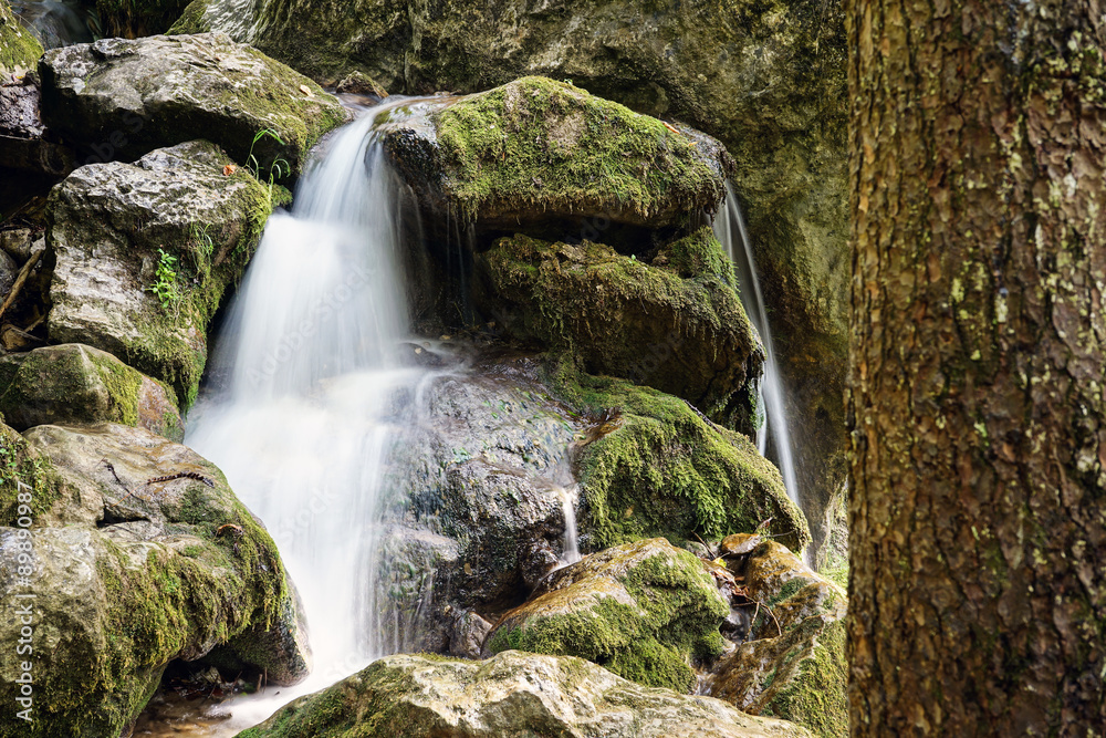 Fototapeta premium Wasserfall Gebirgsfluss