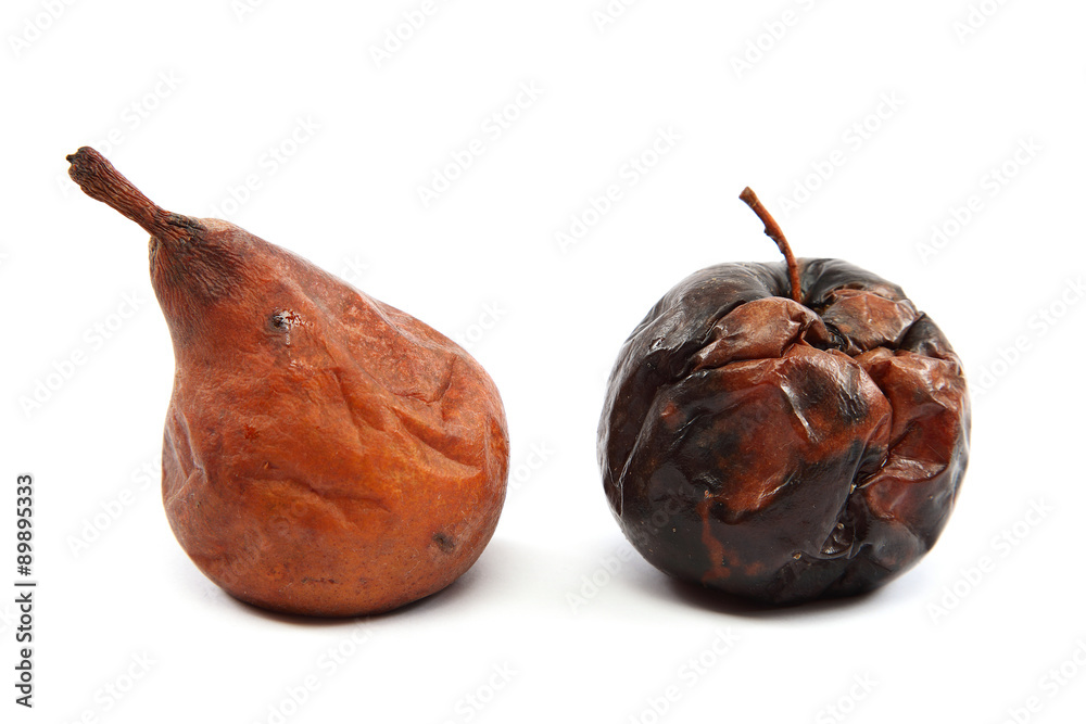 Φωτογραφία Rotten apple and pear on white background.