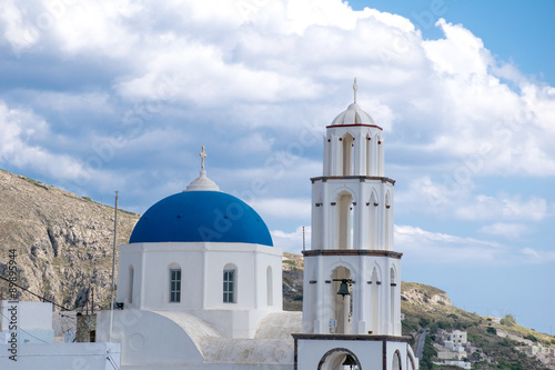 griechisch-orthodoxe Kirche mit Glockenturm auf Santorin
