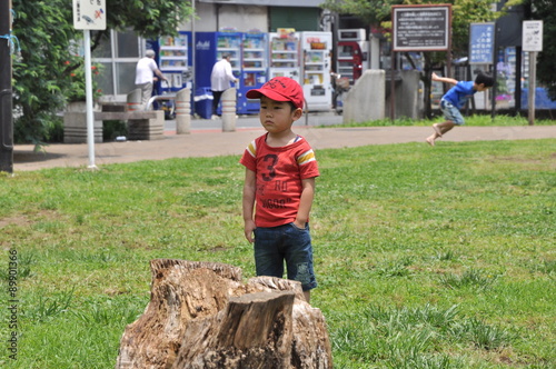 公園で遊ぶ少年