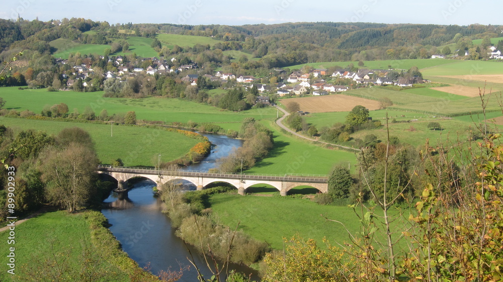 Obraz premium Landschaft mit Eisenbahnbrücke 