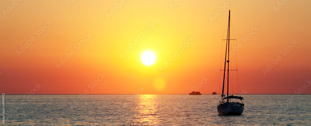 Obraz premium Segelboot beim Sonnenuntergang