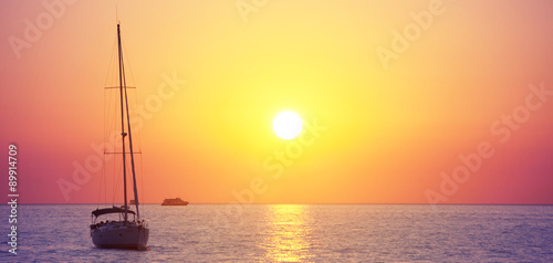 Segelboot beim Sonnenuntergang © Thaut Images