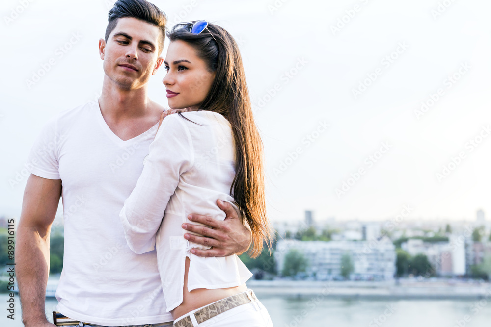 Obraz premium Young glamorous couple expressing sensuality