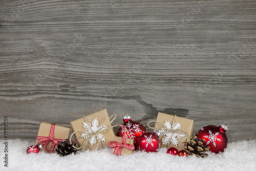 Holz Hintergrund grau mit Geschenke in rot, weiß und grau zu Weihnachten photo