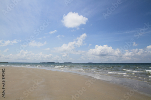 Beach and tropical sea with blue sky and cloud © Direk Takmatcha