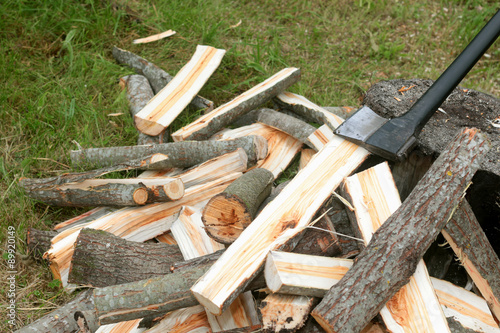 Fototapeta Naklejka Na Ścianę i Meble -  man chopping wood