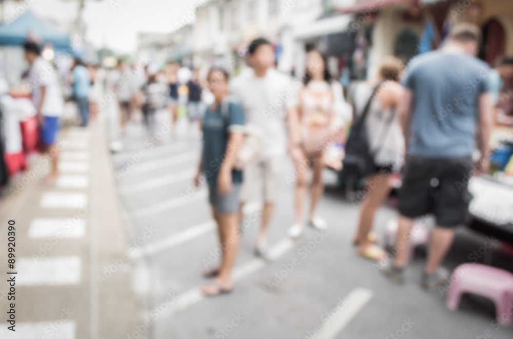 Fototapeta premium Niewyraźni ludzie chodzą po ulicy na starym mieście w Phuket