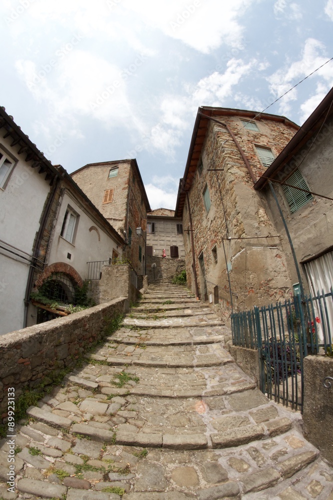 Antichi edifici a Collodi, piccolo borgo della Toscana, Italia