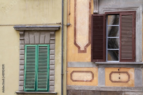 antiche finestre di un edificio italiano