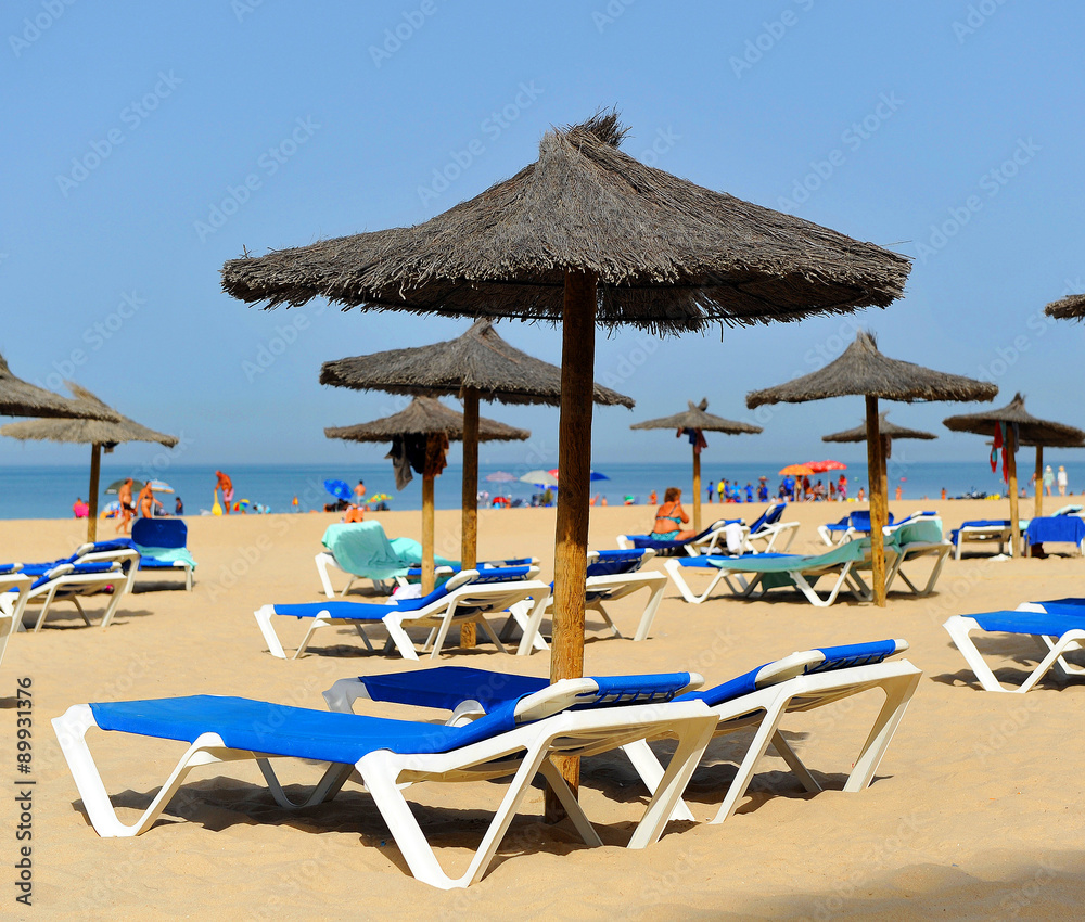 Hamacas y tumbonas, vacaciones en la playa, España