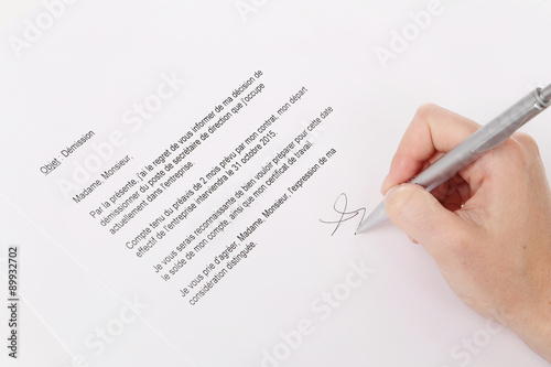 femme signant lettre de démission photo