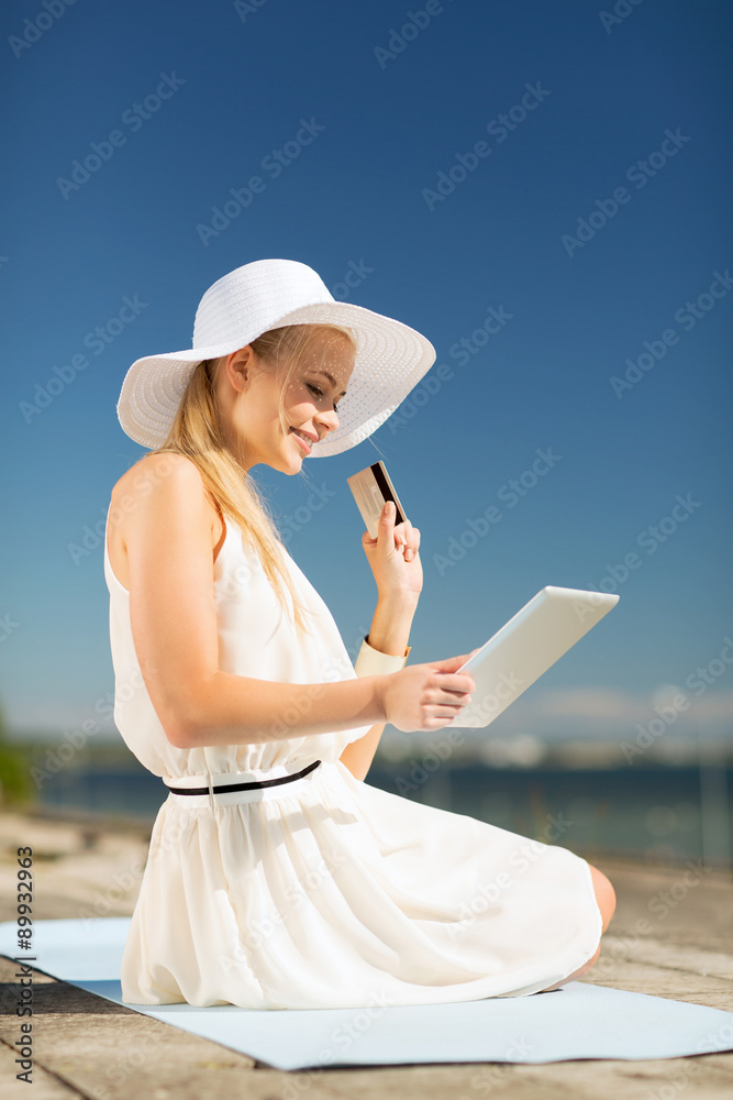 woman in hat doing online shopping outdoors
