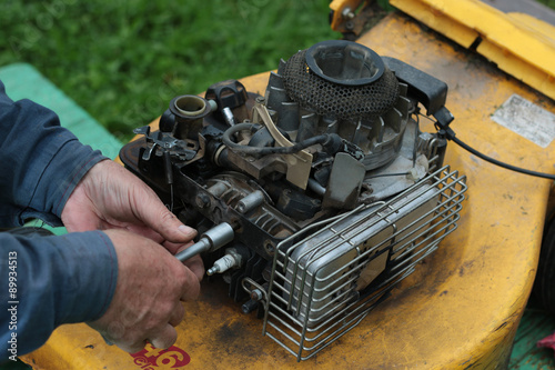 Fotografie repairing lawn mower engine