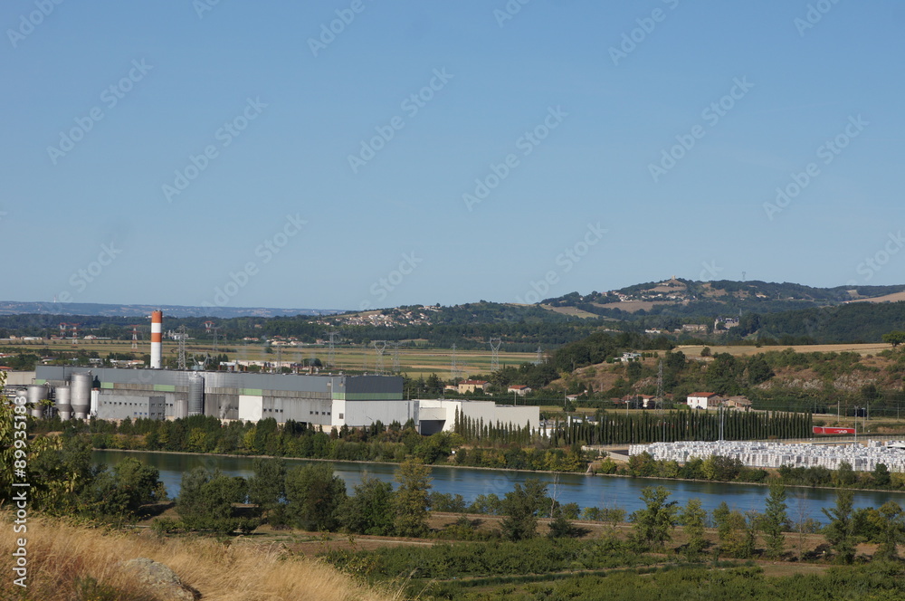 vue sur usine en bord du Rhône