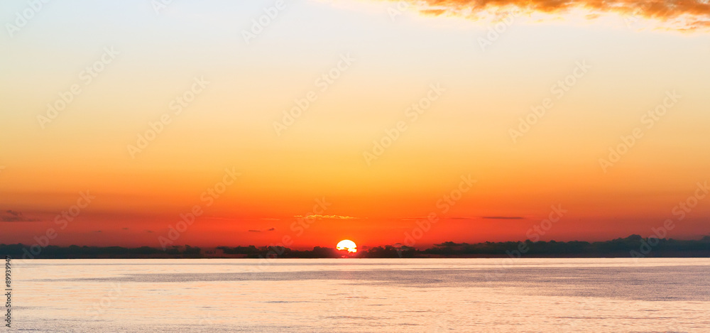 Fototapeta premium Beautiful purple sea sunset