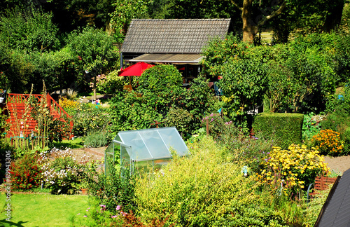 Garten mit Gewächshaus in Kleingartenanlage