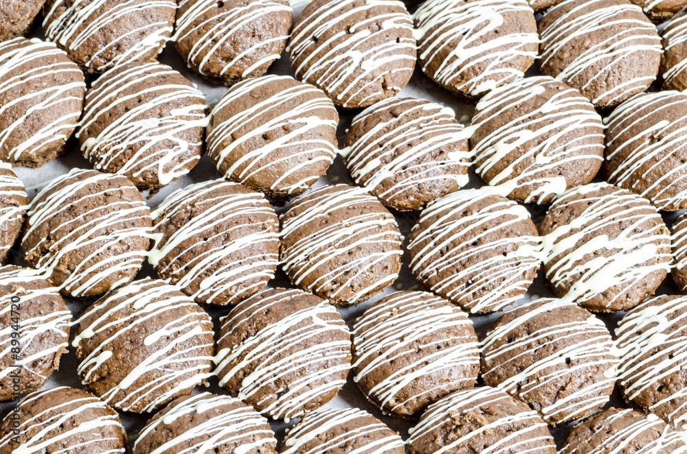 Fototapeta premium Bruin cookies with white chocolate stripes