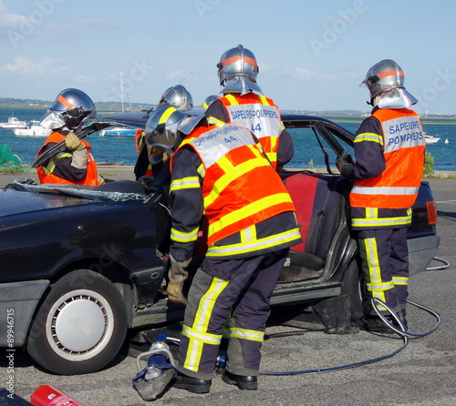 sapeurs pompiers sur un accident 