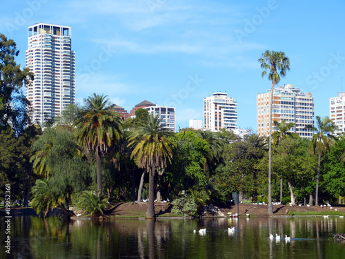 Rosengarten mit Wohnviertel Palermo in Buenos Aires © sassenfeld