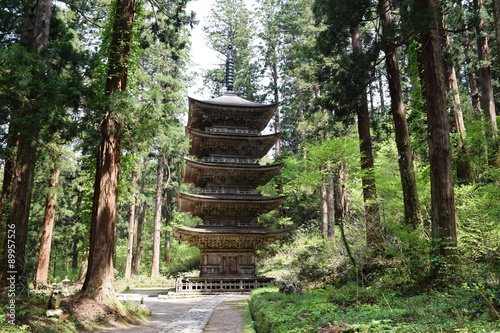 Cuadro en lienzo 国宝 羽黒山五重塔／山形県鶴岡市羽黒町にある、国宝「羽黒山五重塔」を撮影した写真です。羽黒山五重塔は、羽黒山参道「一の坂」上り口の杉並木の中にあります。東北地方では最古の塔といわれ、平将門の創建と伝えられています。現在の塔は、約600年前に再建されたものといわれ、高さが29