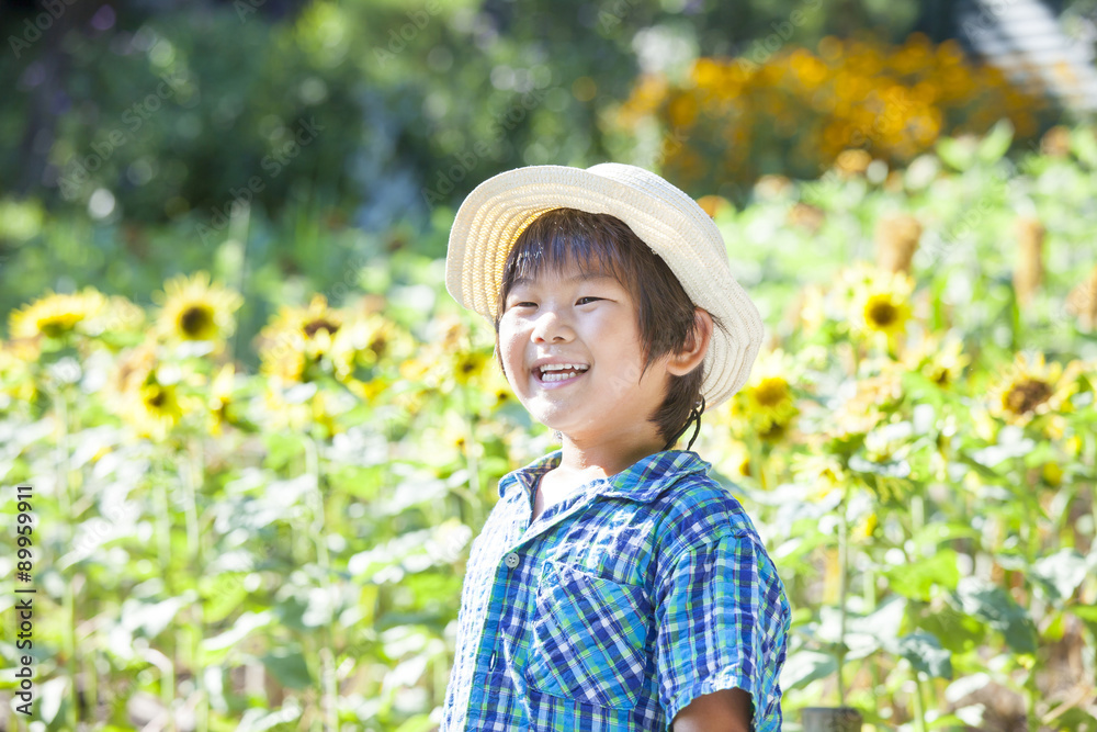 ひまわり畑と笑顔の子供 ひまわり畑と笑顔の子供