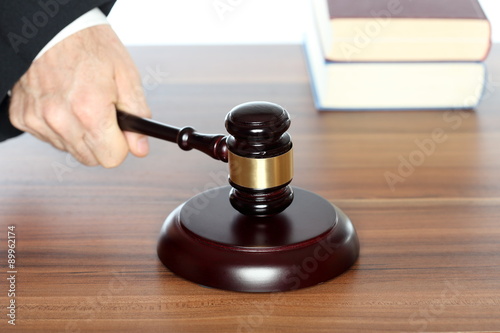 Richtertisch mit Gesetzbüchern