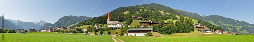 Panoramafoto Hippach im Zillertal / Österreich