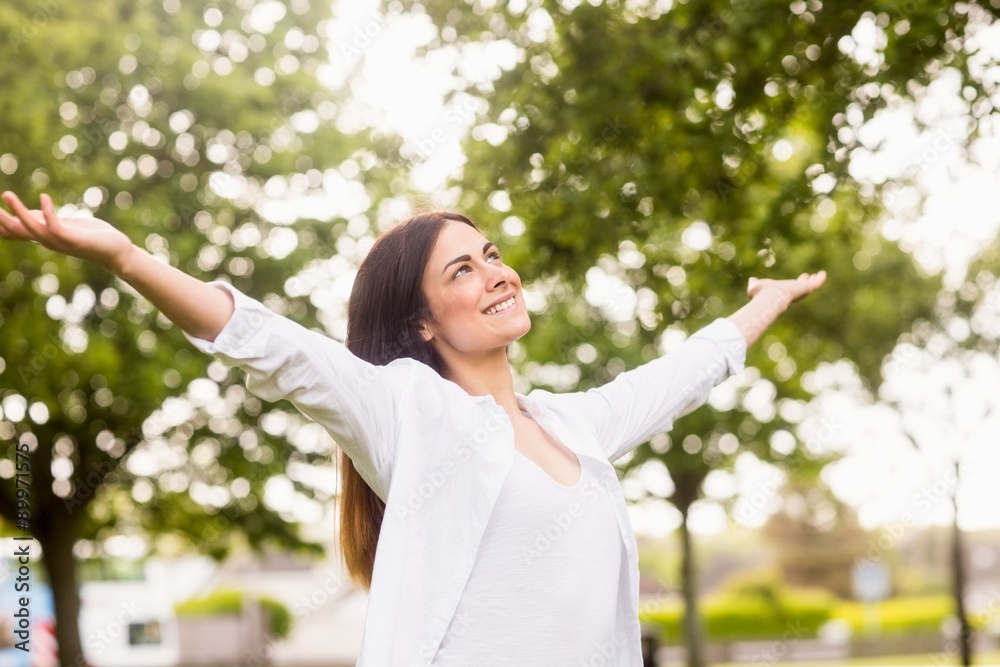 Naklejka premium Beautiful brunette in the park