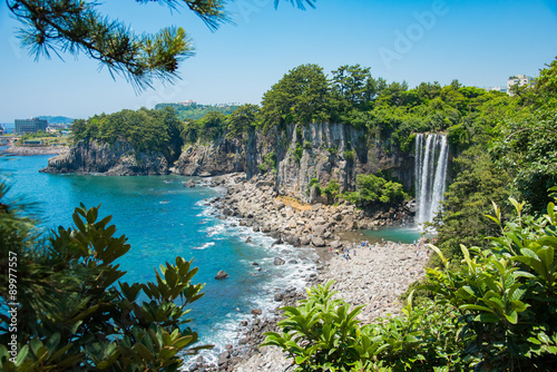 済州島 正房瀑布 海に流れる美しい滝 The Jeongbang Waterfall which falls directly into the sea, Jeju-do, South Korea