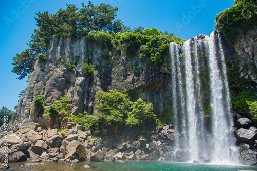 済州島 正房瀑布 海に流れる美しい滝 The Jeongbang Waterfall which falls directly into the sea, Jeju-do, South Korea