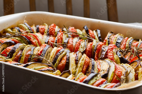 Valokuva freshly baked mixture of satay and ratatouille in a cooking form