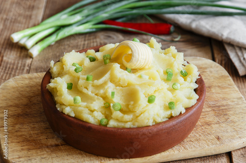 Foto mashed potatoes with butter and green onions