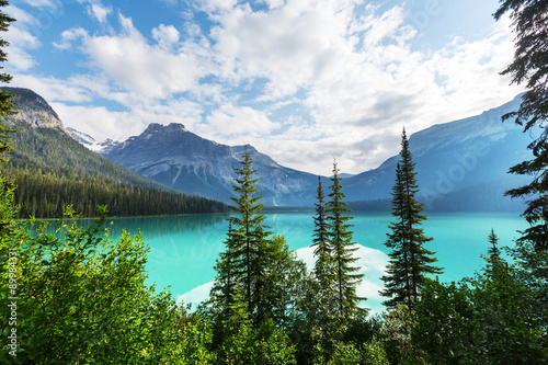 Fototapeta Naklejka Na Ścianę i Meble -  Emerald lake
