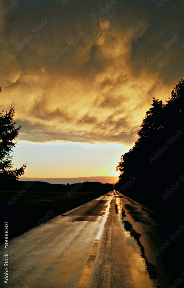 Landstraße am Abend nach Gewitter Landstraße am Abend nach Gewitter