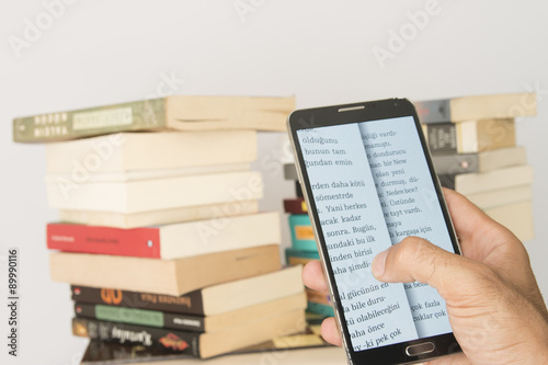 telefonda dijital kitap okuyor photo