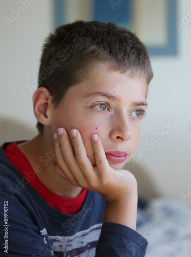 Portrait d'adolescent rêveur-3622