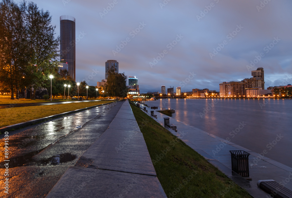 Fototapeta premium embankment Yekaterinburg night at dawn