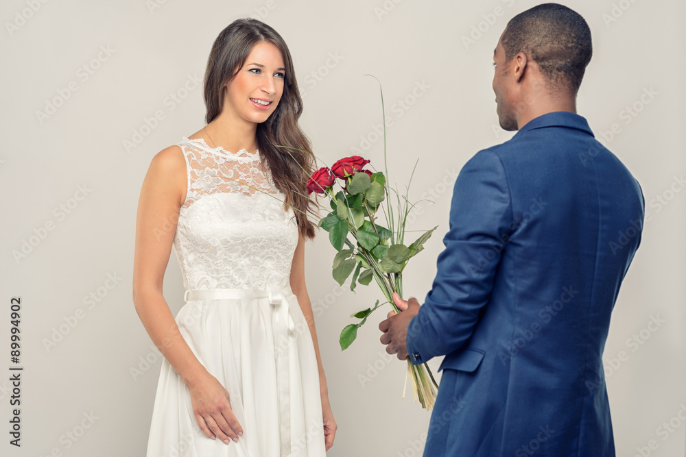 Afrikanischer Mann schenkt seiner Verlobten Rosen Afrikanischer Mann schenkt seiner Verlobten Rosen