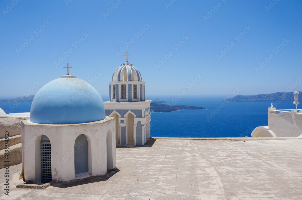 サントリーニ島、青い屋根の教会と海