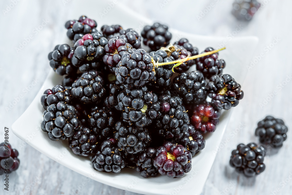 Blackberries in bowl table, close-up