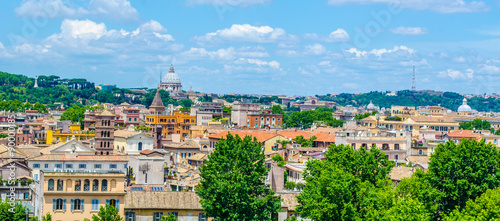 Photography aerial view of rome from the top of aventine hill in rome, which offers view of capitoline hill, vittoriano monument and basilica of saint peter in vatican
