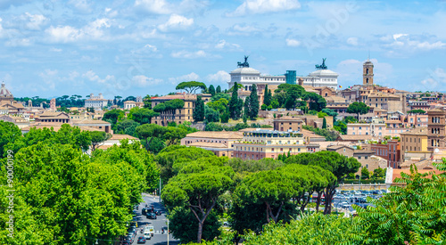 Photography aerial view of rome from the top of aventine hill in rome, which offers view of capitoline hill, vittoriano monument and basilica of saint peter in vatican