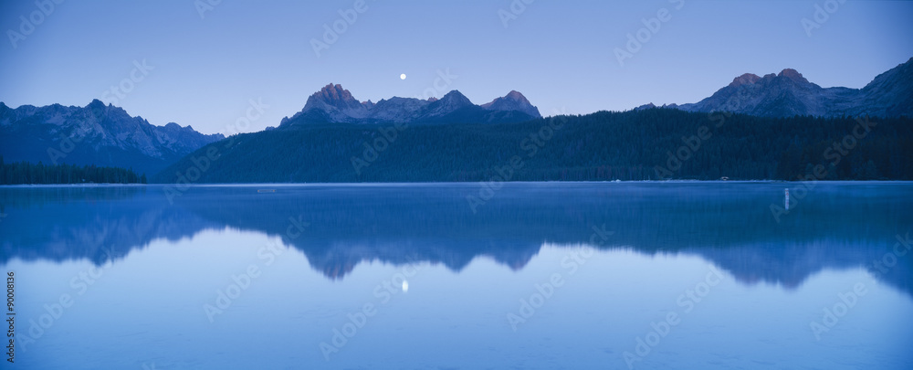 Φωτογραφία Moonset at sunrise over Redfish Lake and Sawtooth Mountains, Idaho