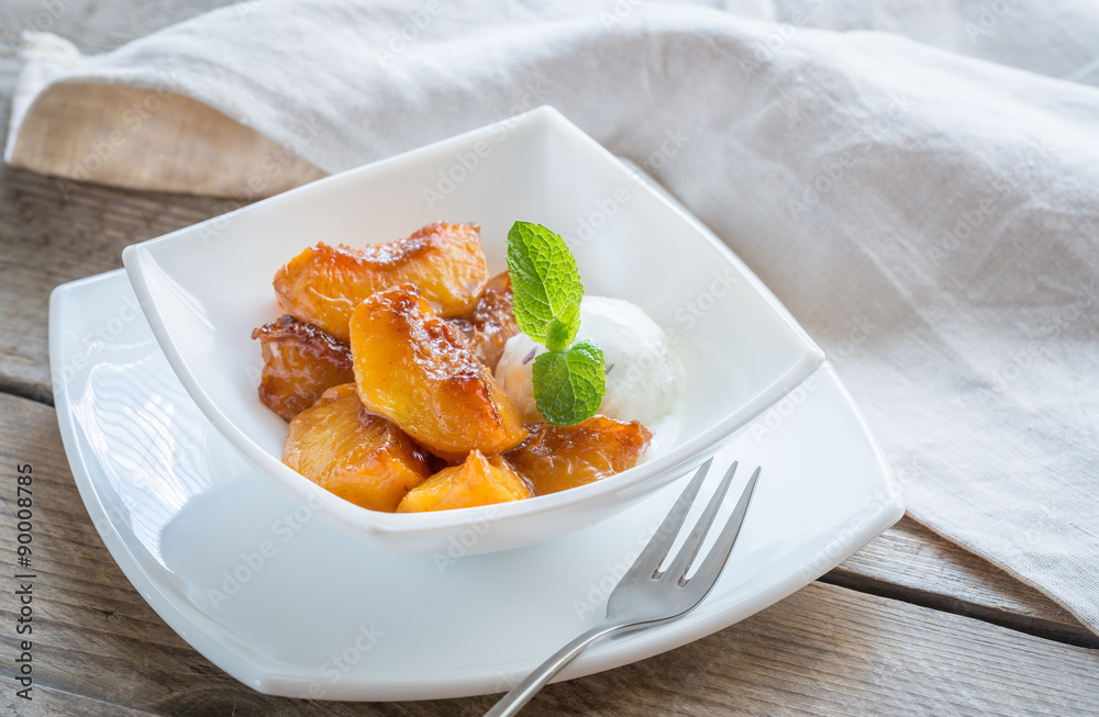 Caramelized peaches with vanilla ice cream Caramelized peaches with vanilla ice cream