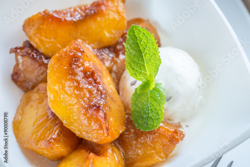 Caramelized peaches with vanilla ice cream