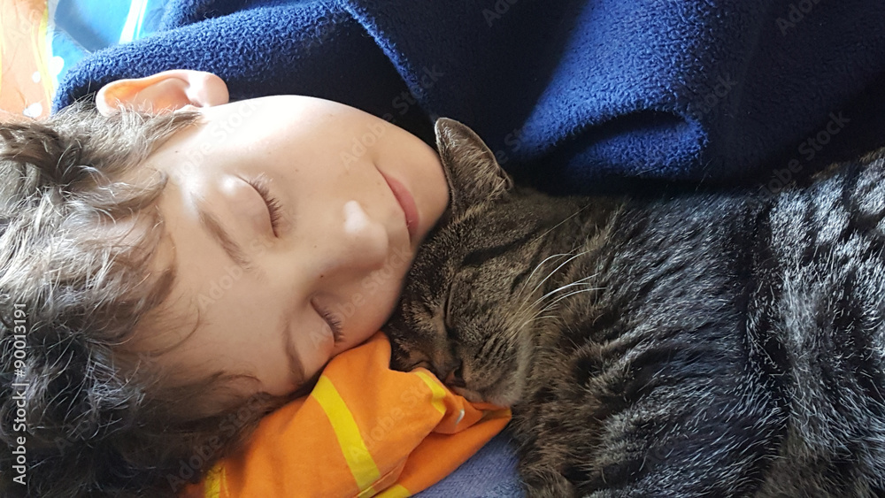 Schlafendes Kind mit Katze